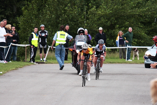British Cycling - National Road Race Championship 2008 - Women - Finish Line Sprint - Nicole Cooke & Emma Pooley!