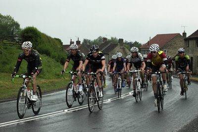 Ryedale Grand Prix 2010 - Peleton through Stonegrave